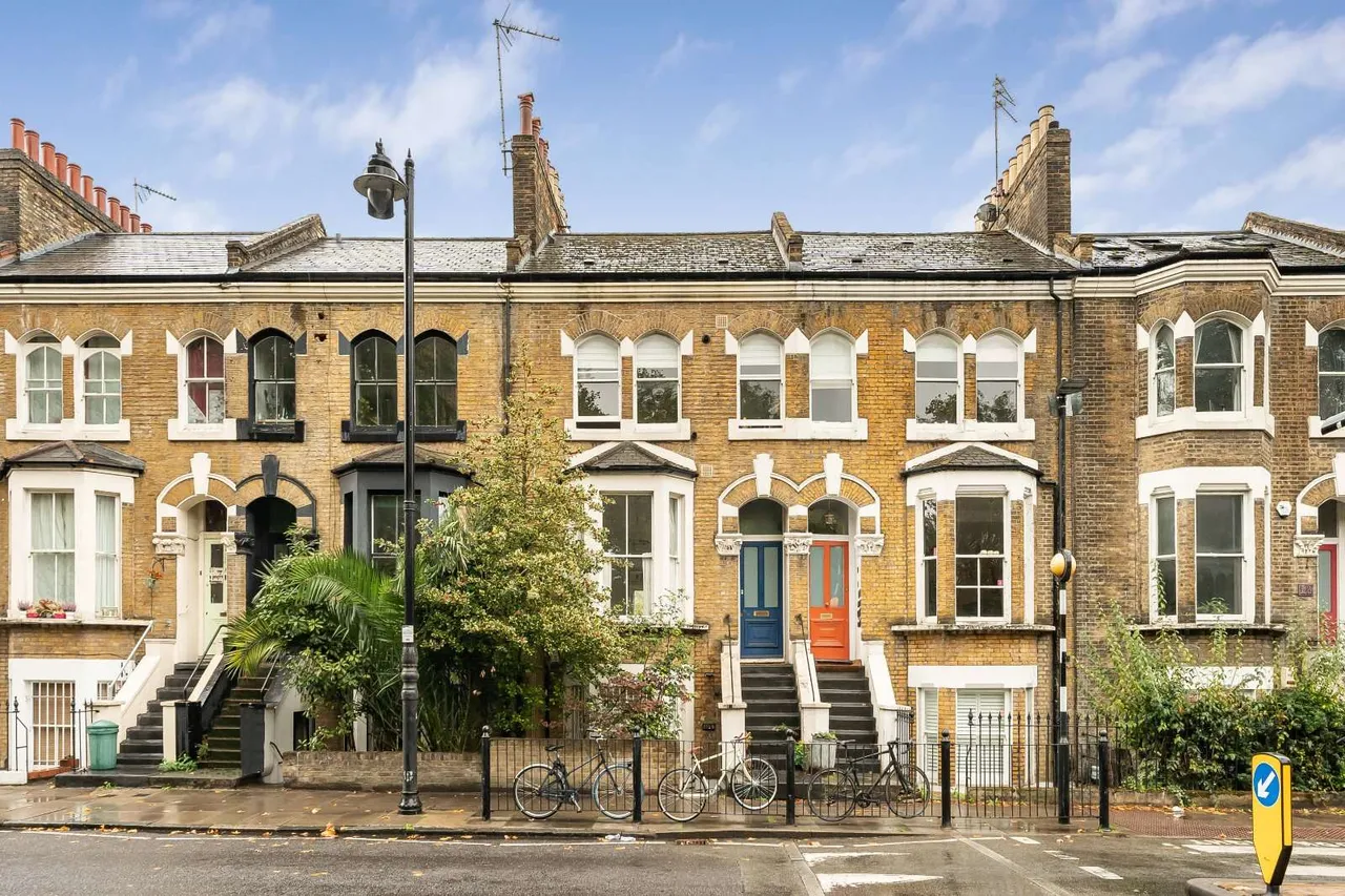 2 bed flat for sale, Old Ford Road, London, E3