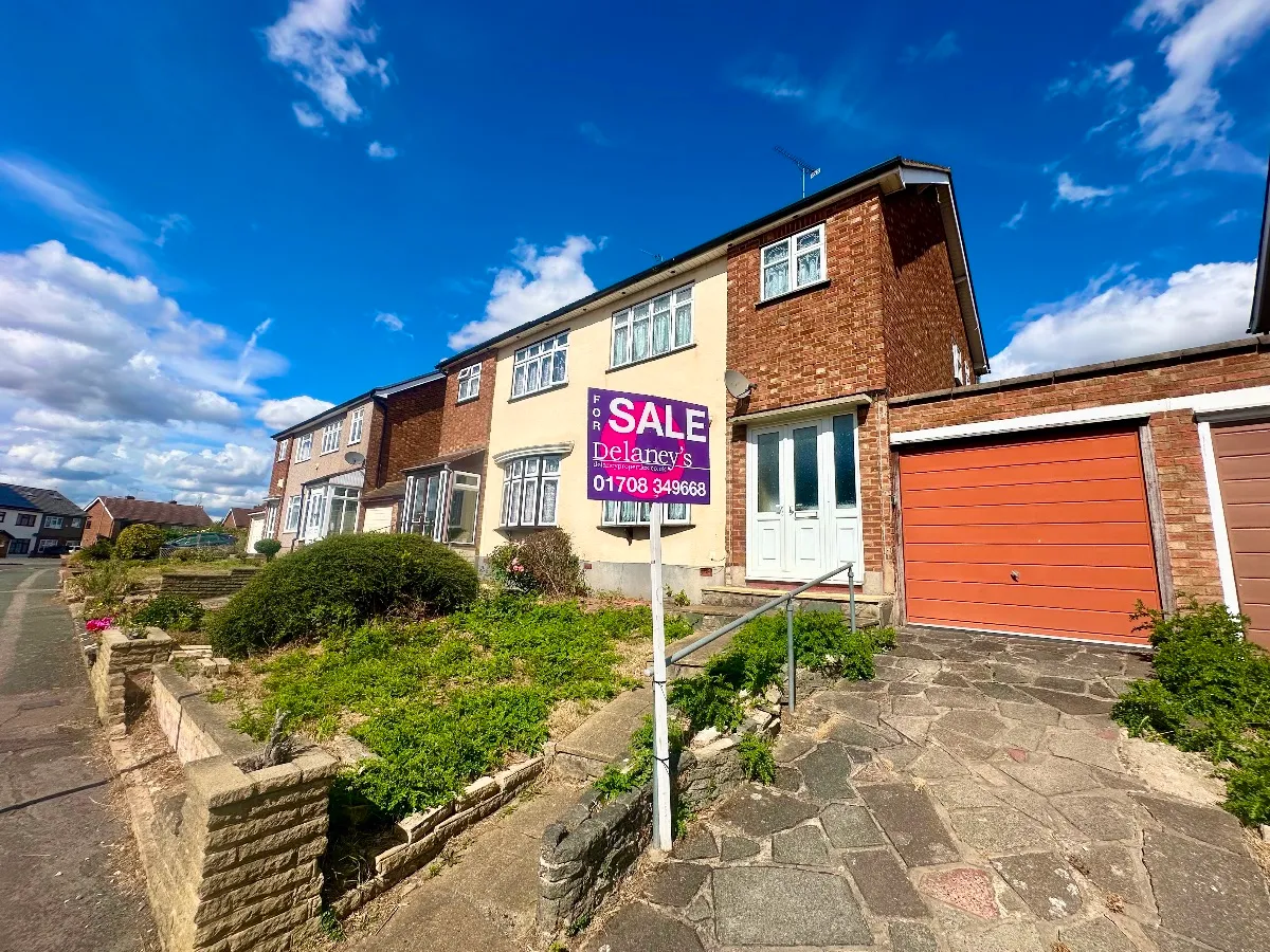 3 bed house for sale — Arlington Gardens, Romford