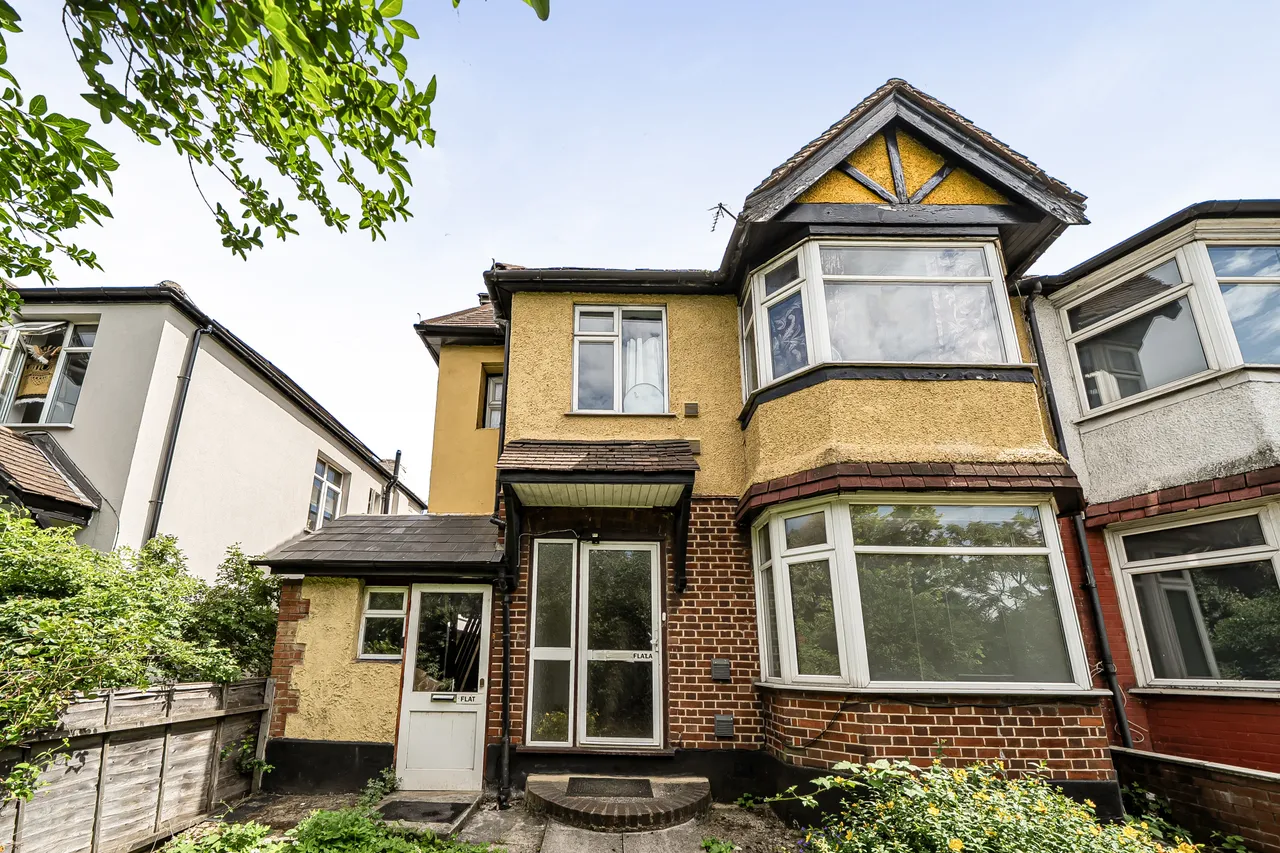 5 bed house for sale — 42 Waverley Gardens, London