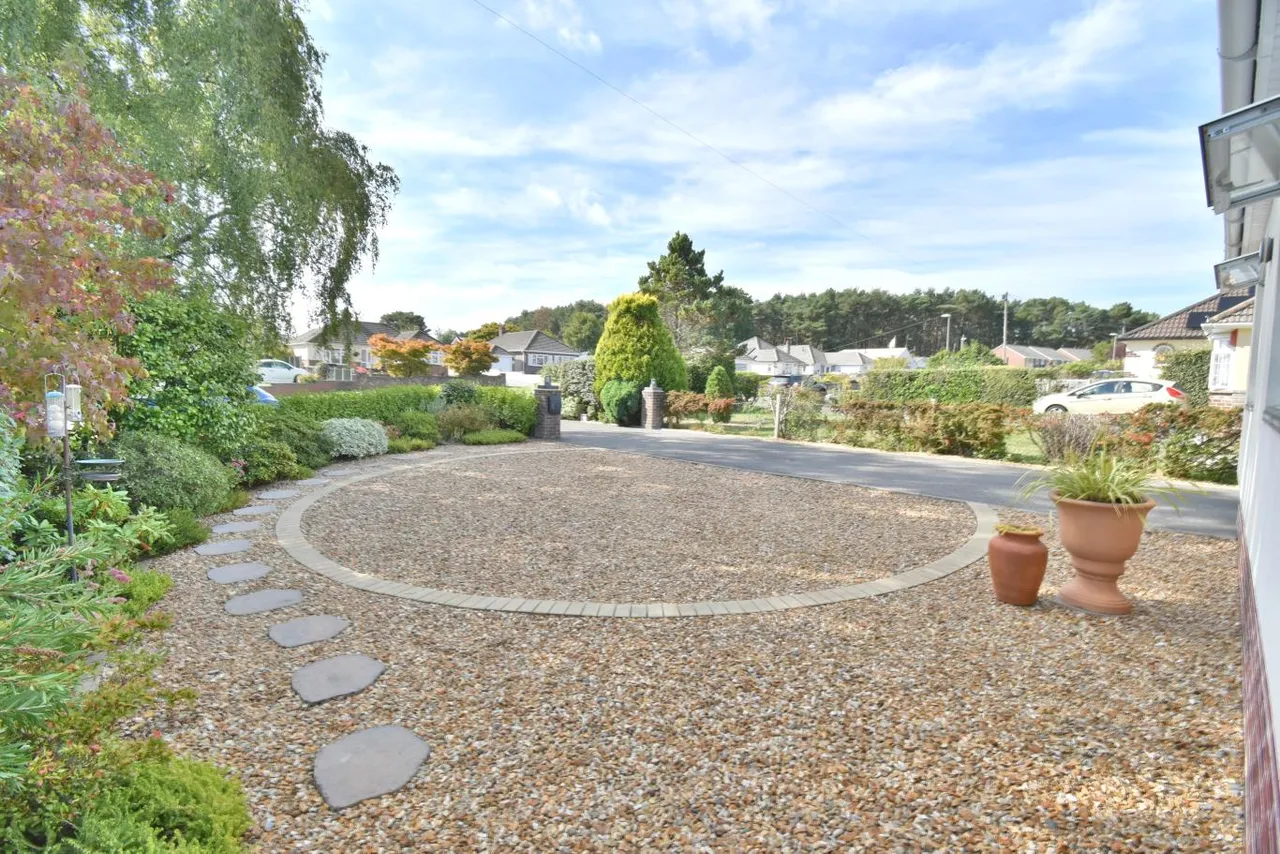 Heathlands Avenue, BH22, photo 31
