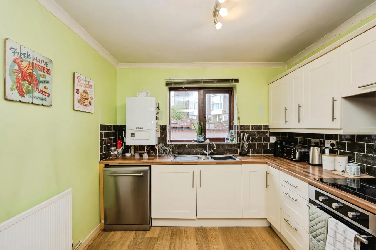 Sarlou Court, Swansea, SA2, photo 6