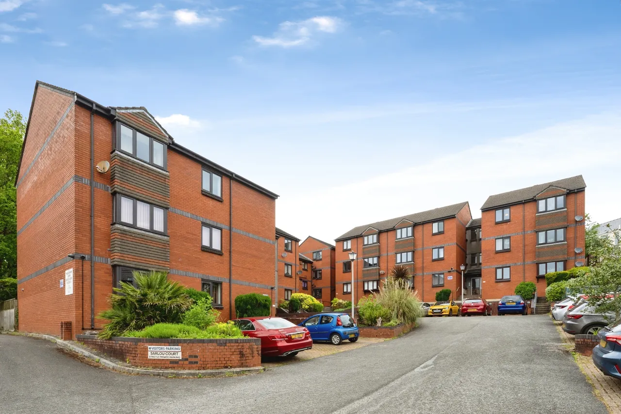 2 bed flat for sale — Sarlou Court, Swansea, SA2