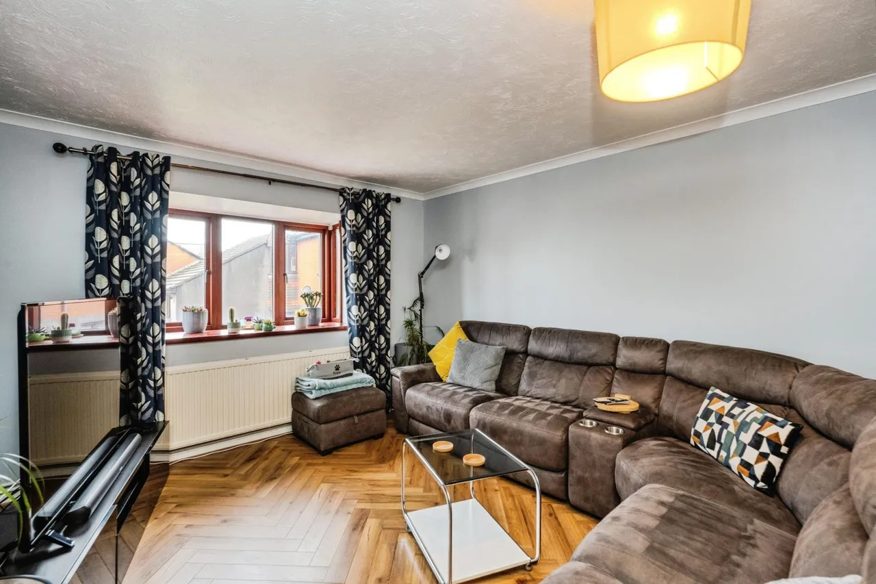 Sarlou Court, Swansea, SA2, photo 4