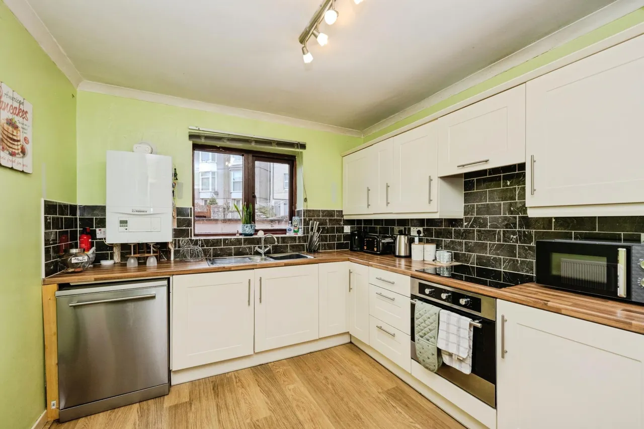 Sarlou Court, Swansea, SA2, photo 7