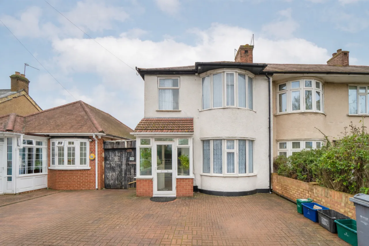 3 bed house for sale — Wellington Road South, Hounslow, TW4 5JX