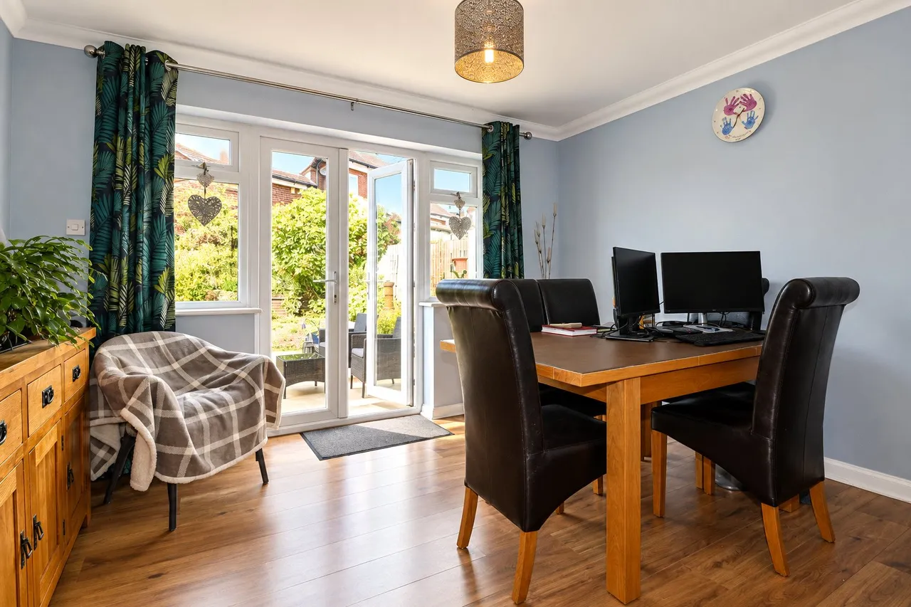 Mayhurst Crescent, Maybury, GU22, photo 4