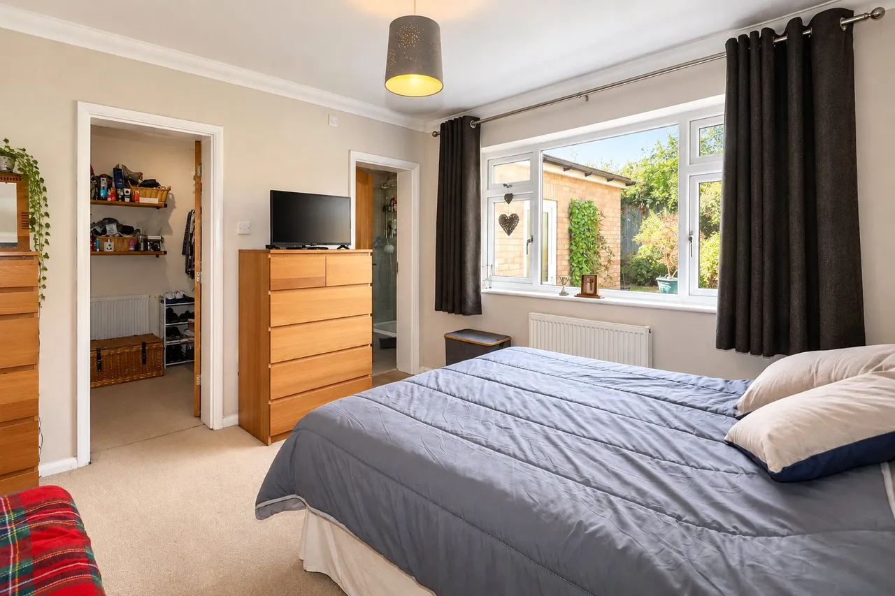 Mayhurst Crescent, Maybury, GU22, photo 6