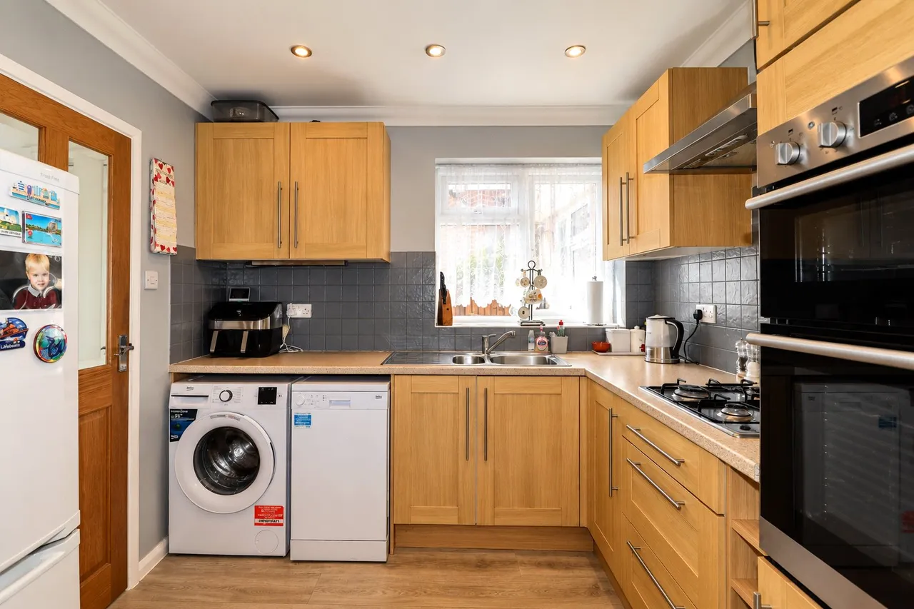 Mayhurst Crescent, Maybury, GU22, photo 12