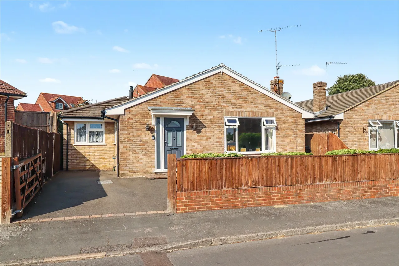 3 bed house for sale, Mayhurst Crescent, Maybury, GU22
