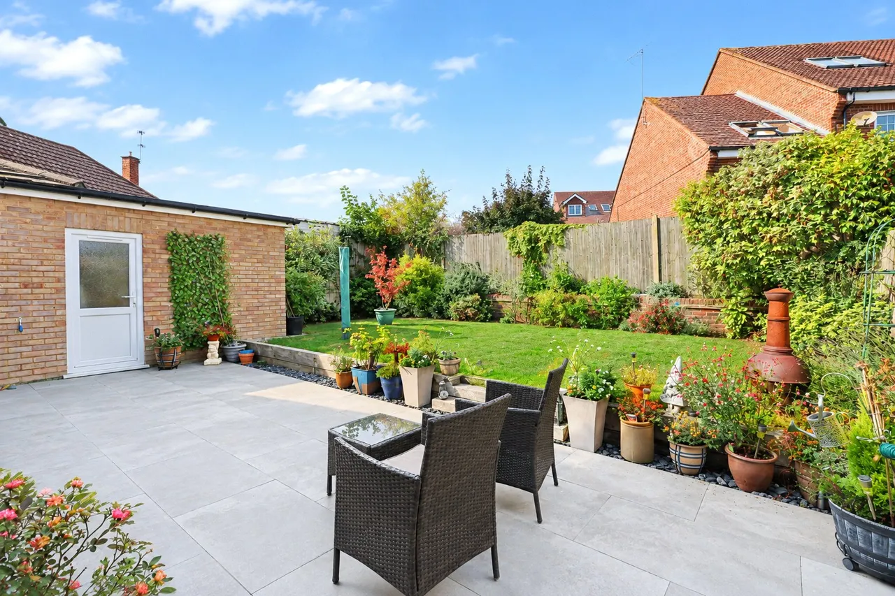 Mayhurst Crescent, Maybury, GU22, photo 10