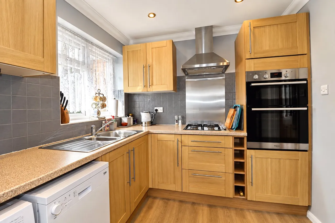 Mayhurst Crescent, Maybury, GU22, photo 3