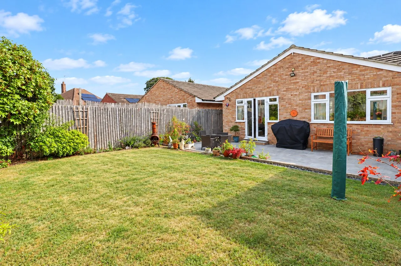 Mayhurst Crescent, Maybury, GU22, photo 11