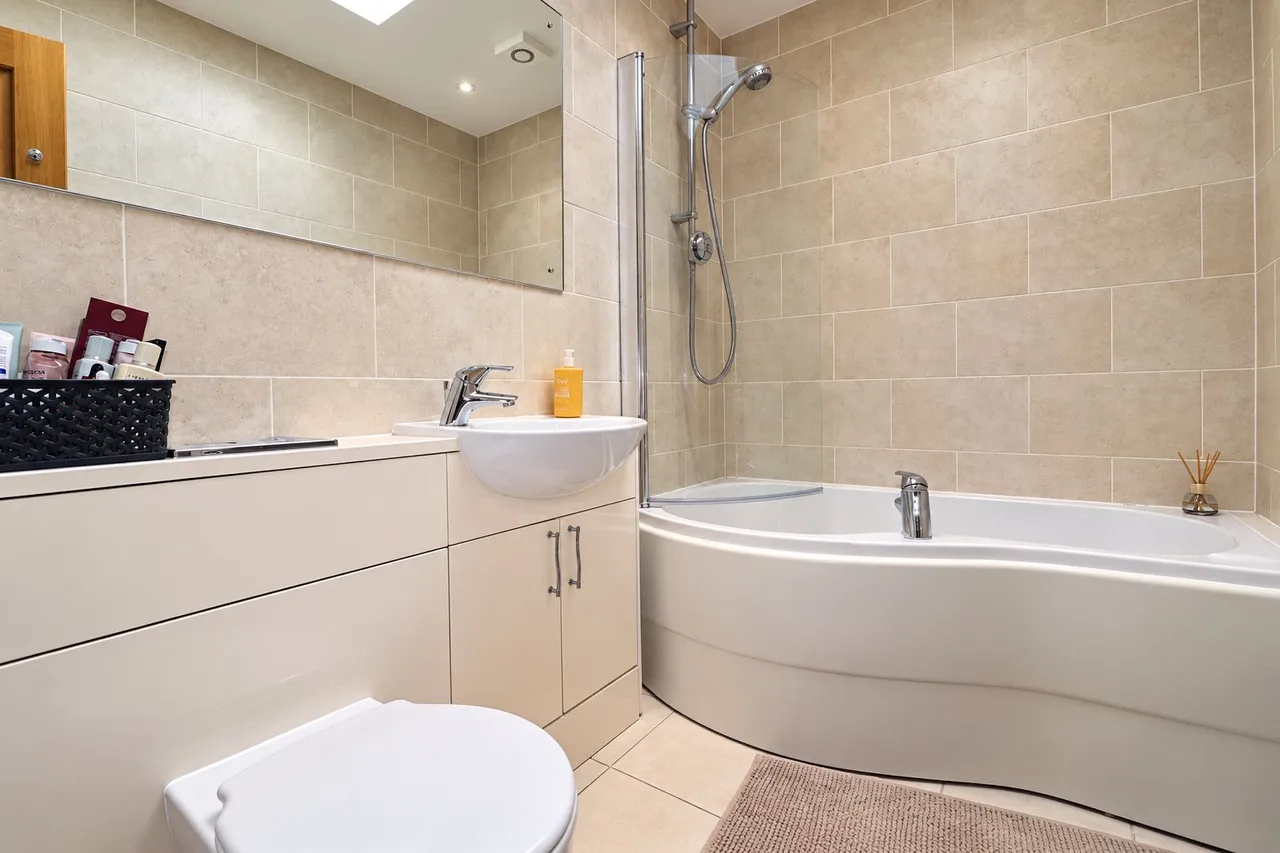 Mayhurst Crescent, Maybury, GU22, photo 9
