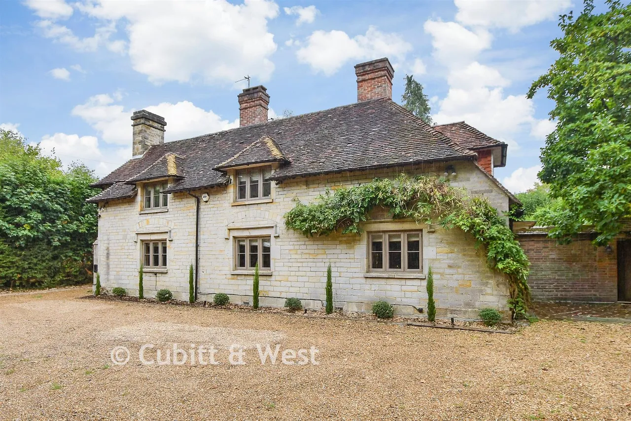 4 bed house for sale, London Road, Felbridge, RH19