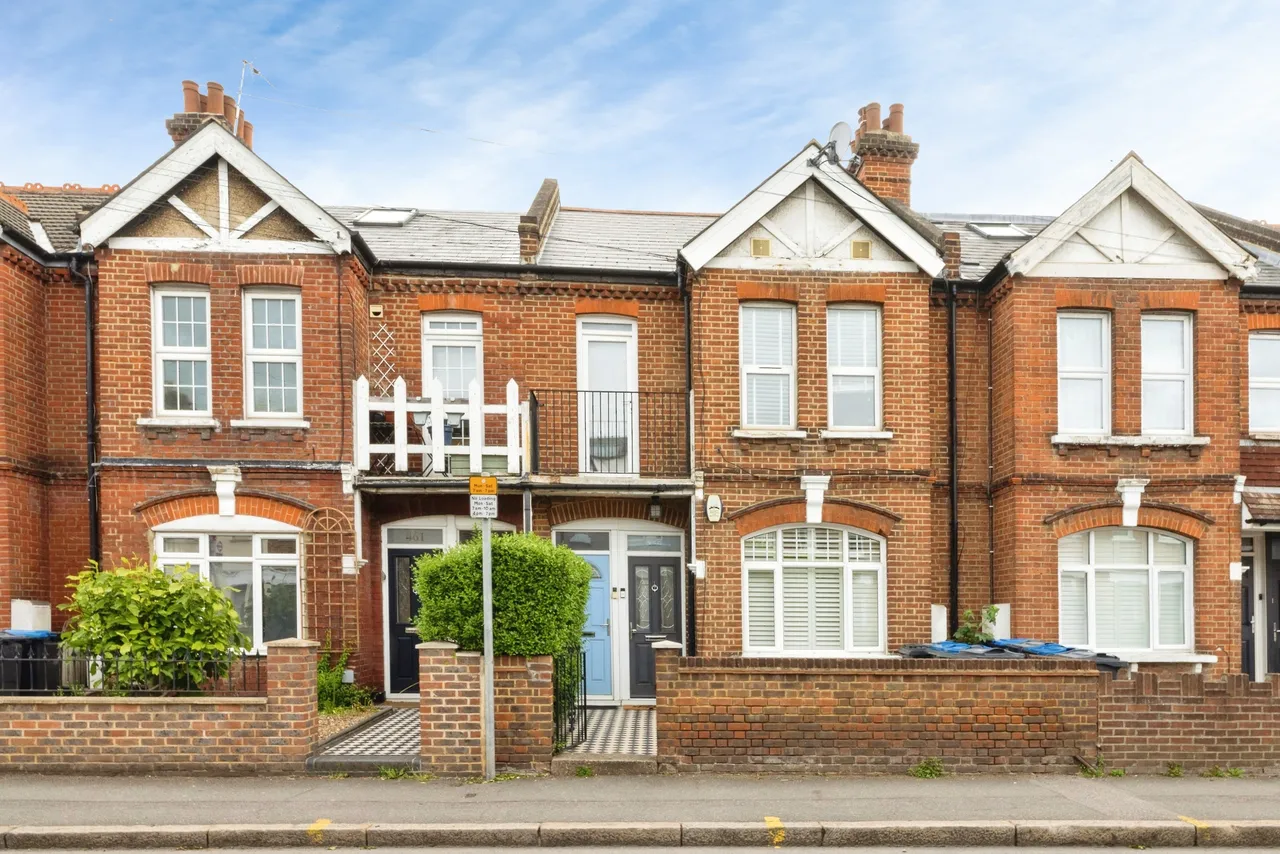 2 bed flat for sale — Kingston Road, London