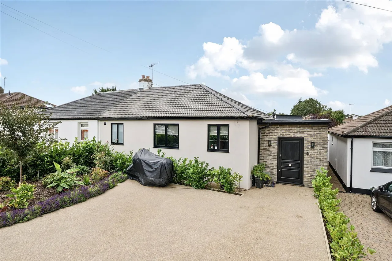3 bed house for sale — Oundle Avenue, Bushey