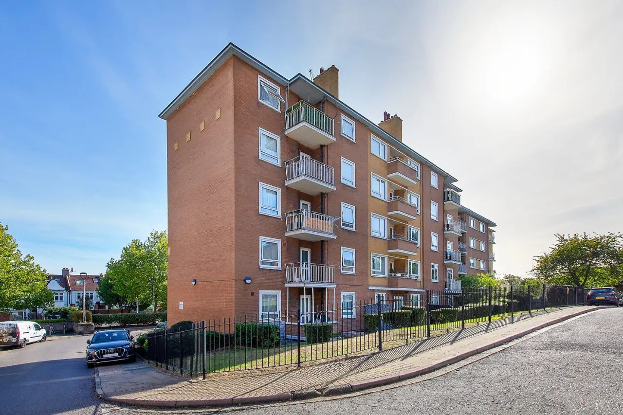 2 bed flat for sale, Harbin House, Tulse Hill, SW2