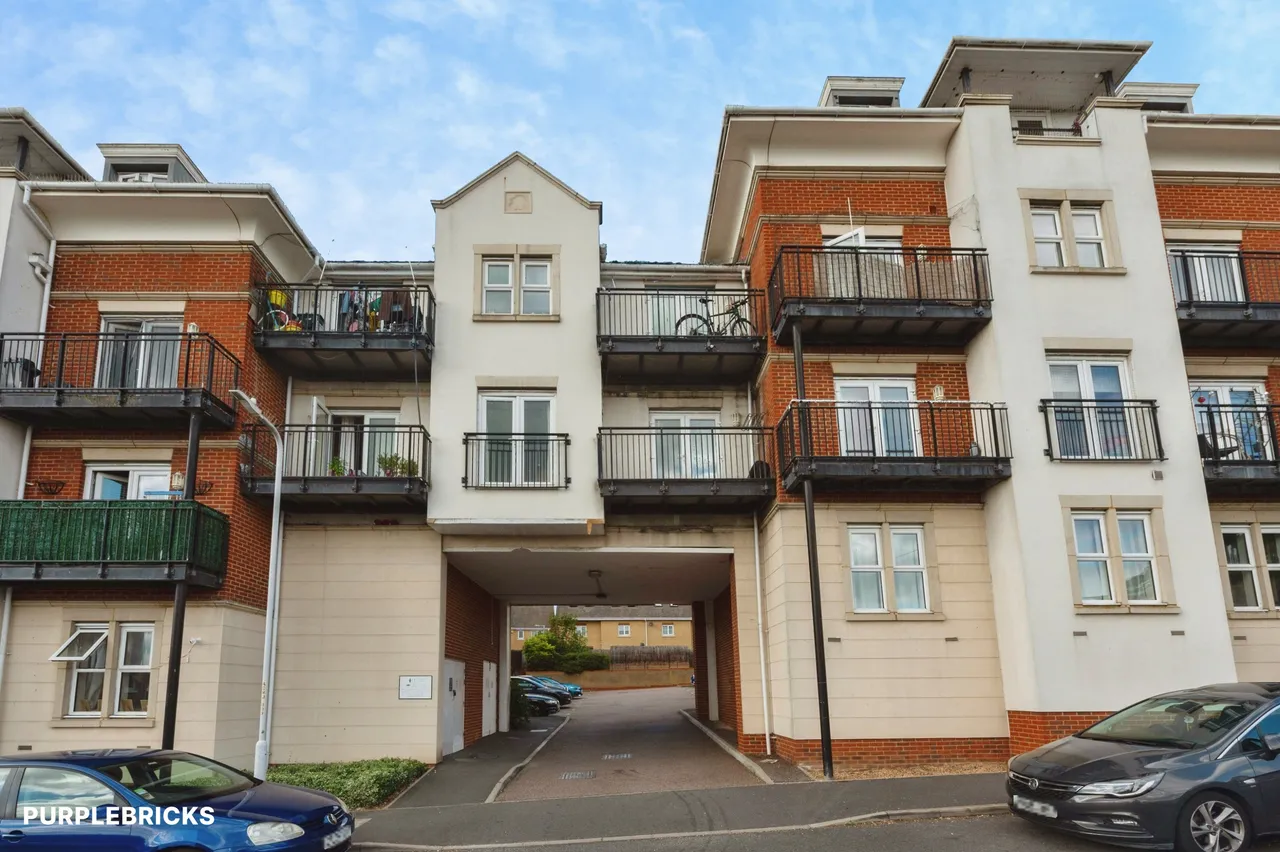2 bed flat for sale, Constance Grove, Dartford, DA1