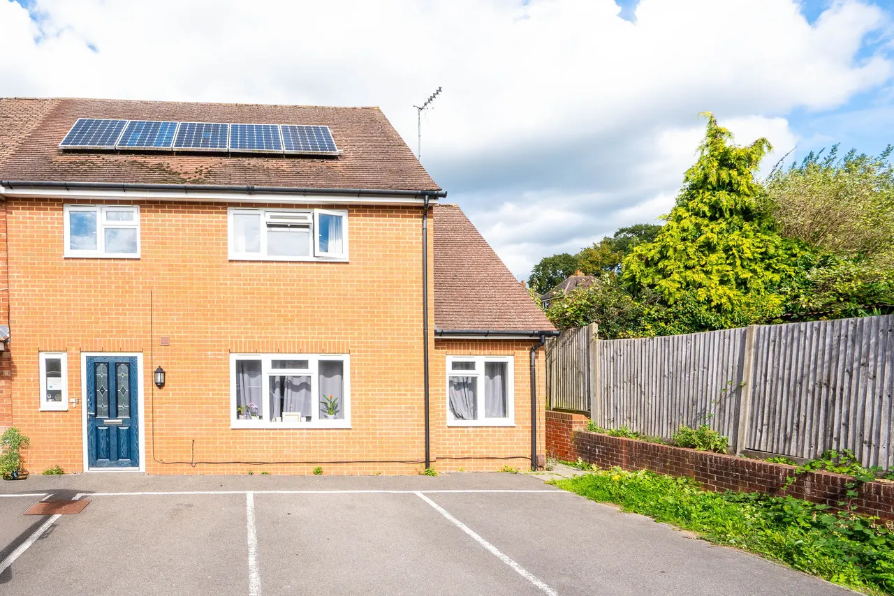 2 bed flat for sale — 7b, Cobbett Road, Guildford