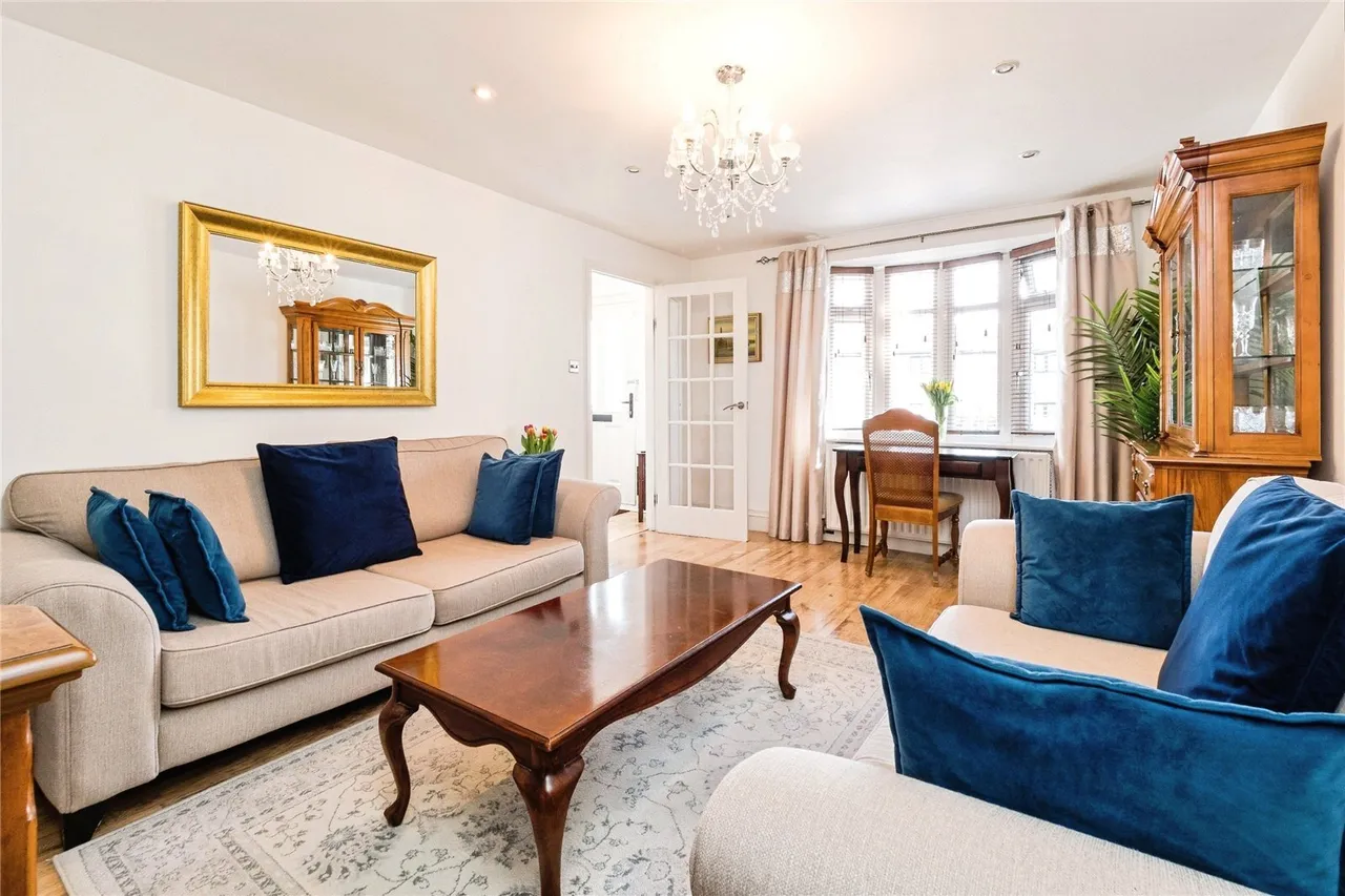 3 bed house for sale — Ashingdon Close, Chingford, E4