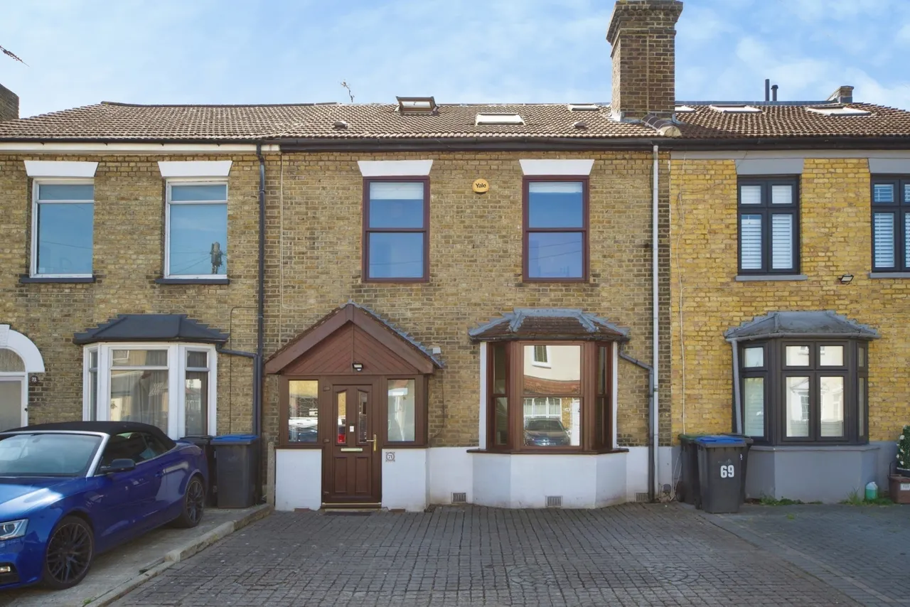 5 bed house for sale — Totteridge Road, Enfield, EN3