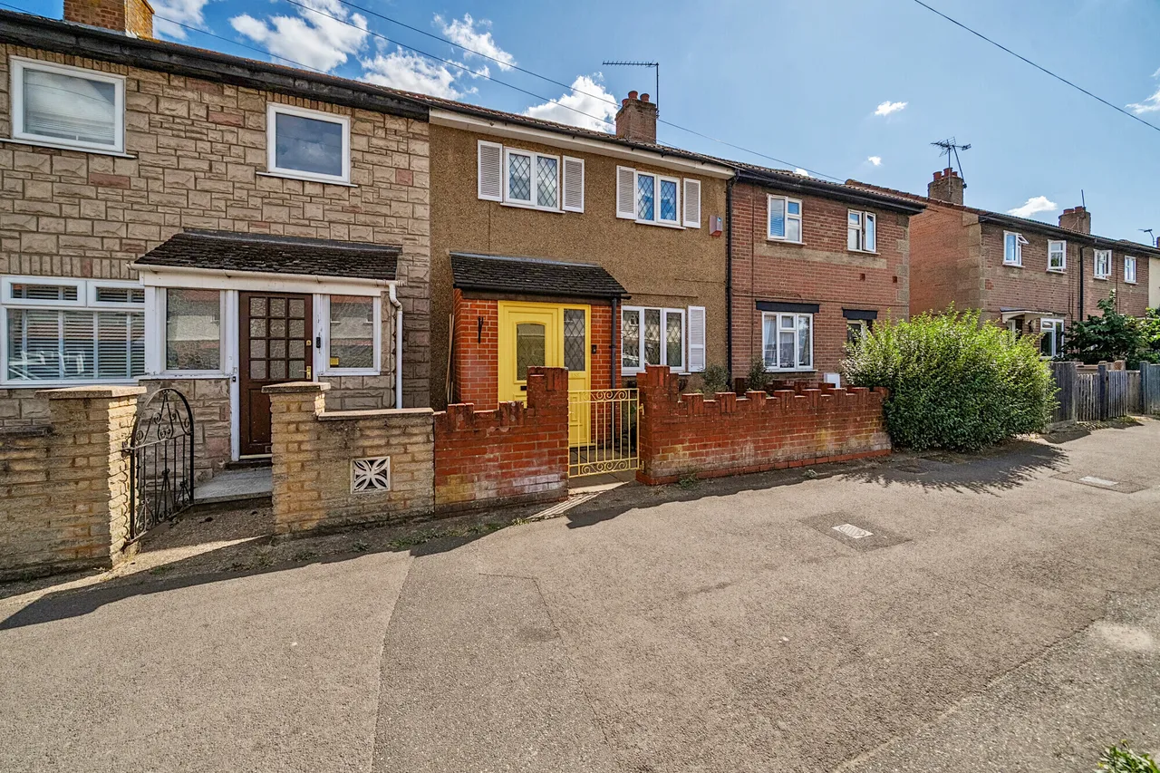 2 bed house for sale, Dedworth Road, Windsor, SL4