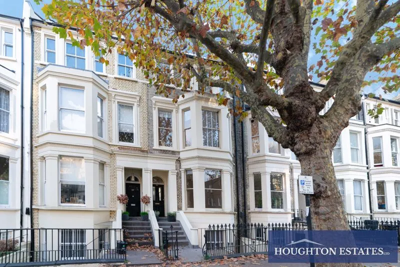 4 bed flat to rent — Warwick Avenue Maida Vale, London W9 2PP