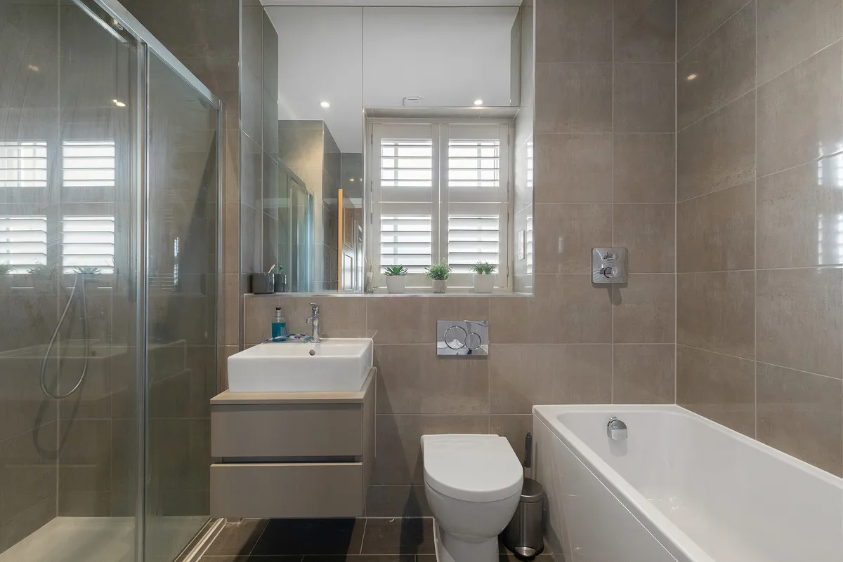Roper Crescent, Sunbury-on-thames, TW16, photo 8
