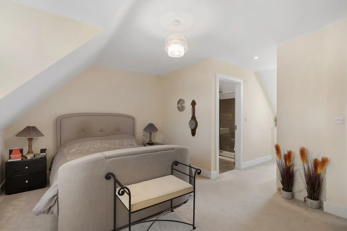 Roper Crescent, Sunbury-on-thames, TW16, photo 9