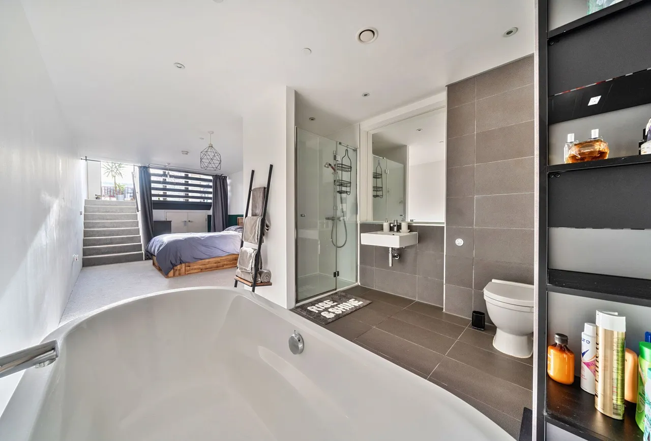 2 bed flat for sale — Lakeshore Drive, Bristol, BS13 7AZ