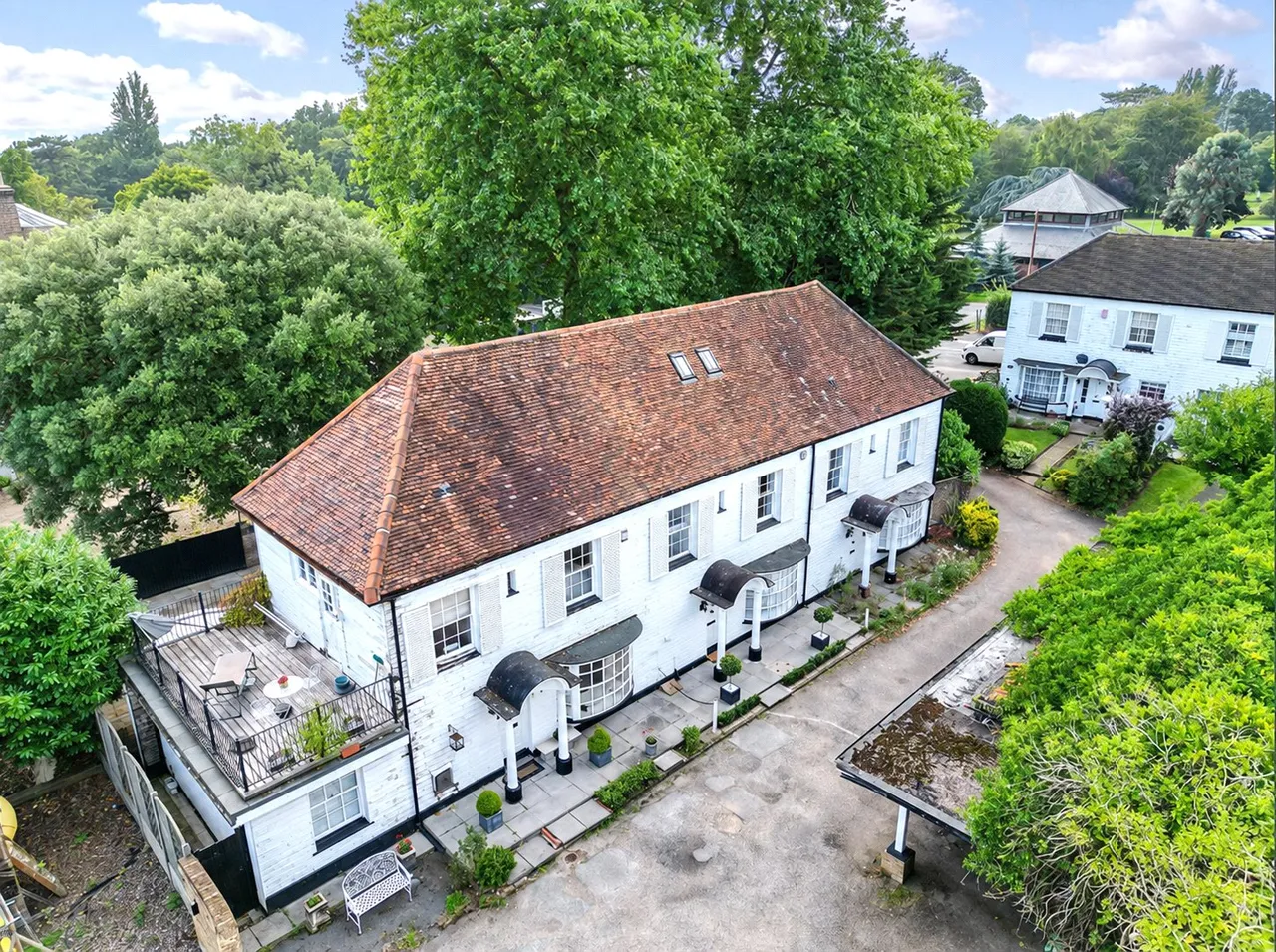 Kings Mews, Chigwell, IG7, photo 25