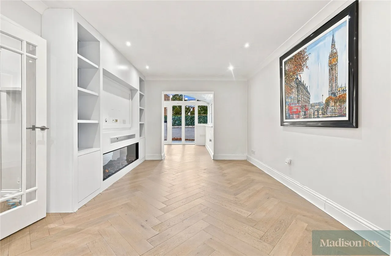 Kings Mews, Chigwell, IG7, photo 2