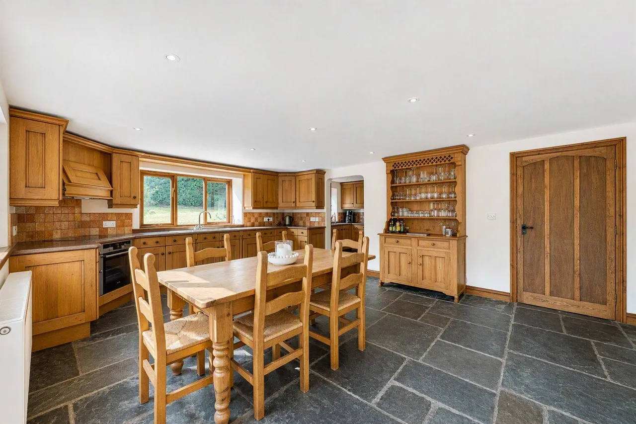 Bettws Cedewain, Newtown, photo 5