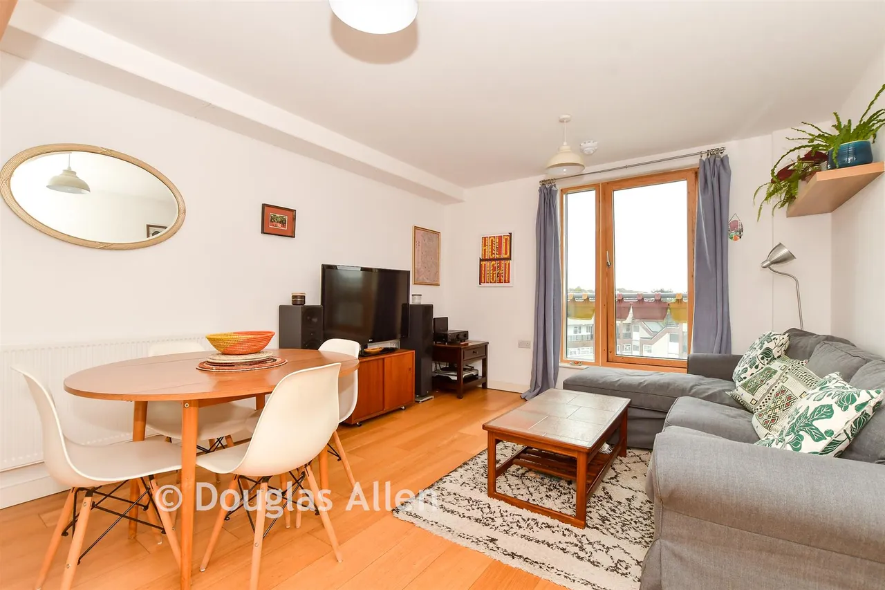 Lea Bridge Road, Walthamstow, E17, photo 3
