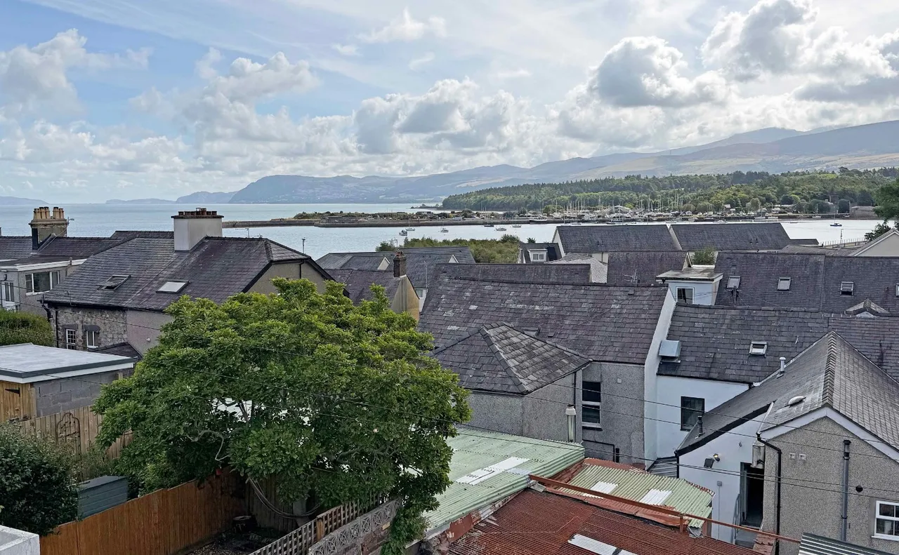 Garth Hill, Bangor, LL57, photo 21