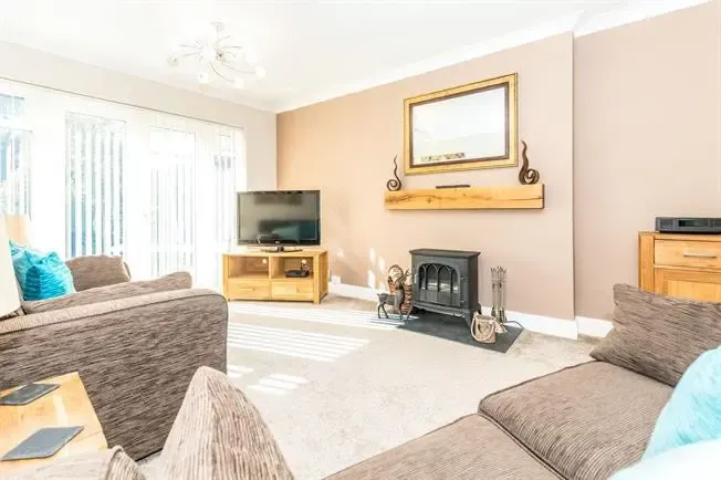3 bed house to rent, Primrose Avenue, Romford, RM6