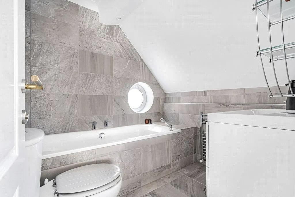 St. Georges Road, Badshot Lea, Farnham, Surrey, GU9 9LX, photo 6