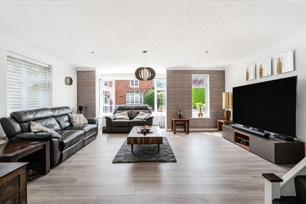 St. Georges Road, Badshot Lea, Farnham, Surrey, GU9 9LX, photo 2