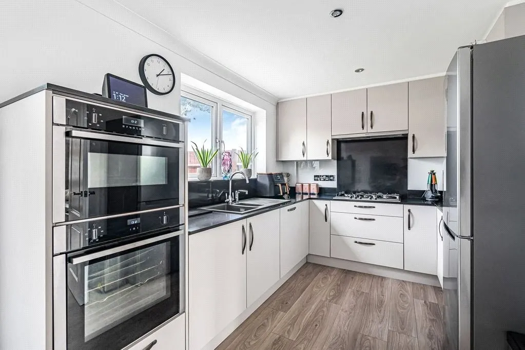 St. Georges Road, Badshot Lea, Farnham, Surrey, GU9 9LX, photo 3