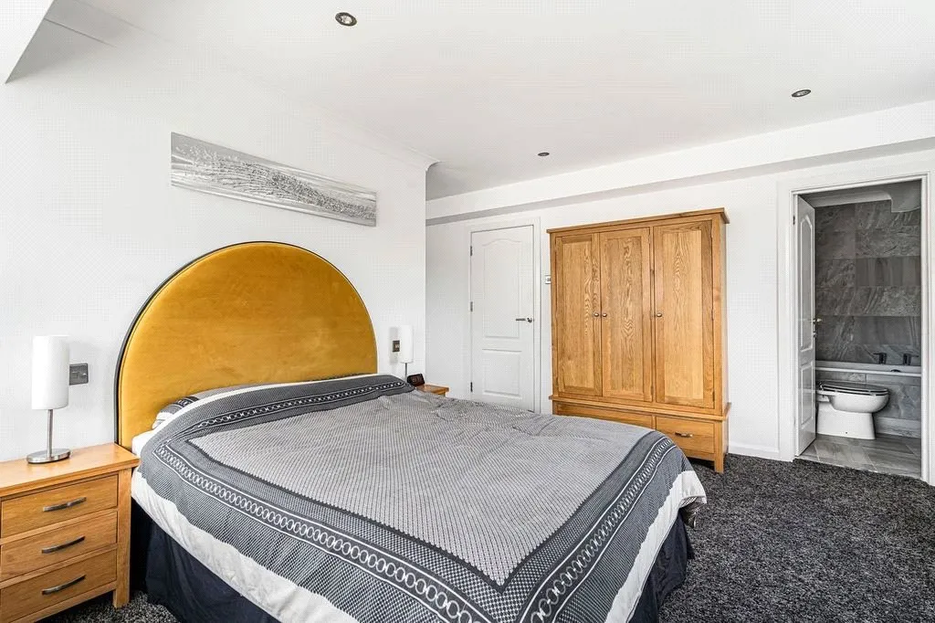 St. Georges Road, Badshot Lea, Farnham, Surrey, GU9 9LX, photo 10