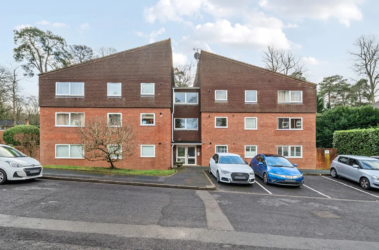 Court Gardens, Camberley, Surrey, GU15 2JH, photo 12