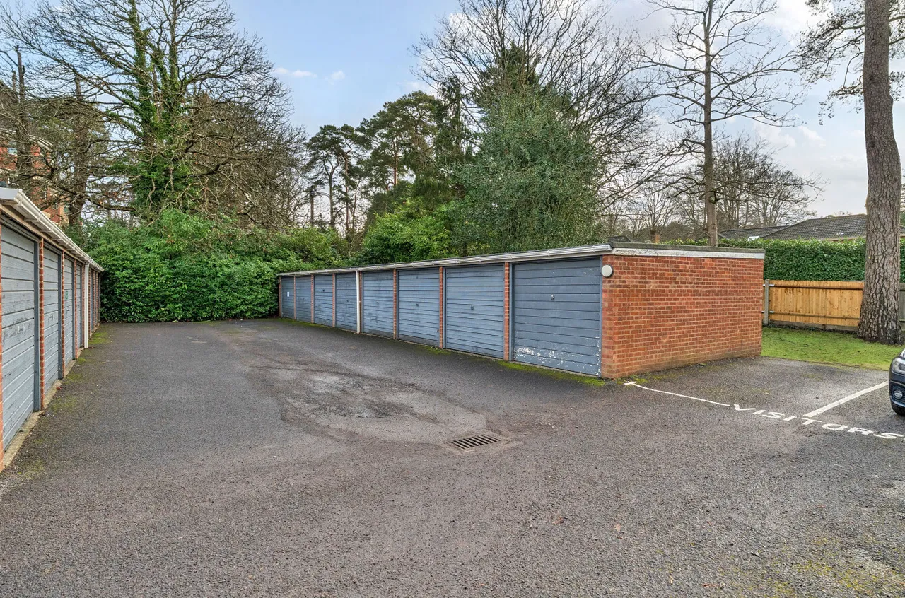 Court Gardens, Camberley, Surrey, GU15 2JH, photo 2