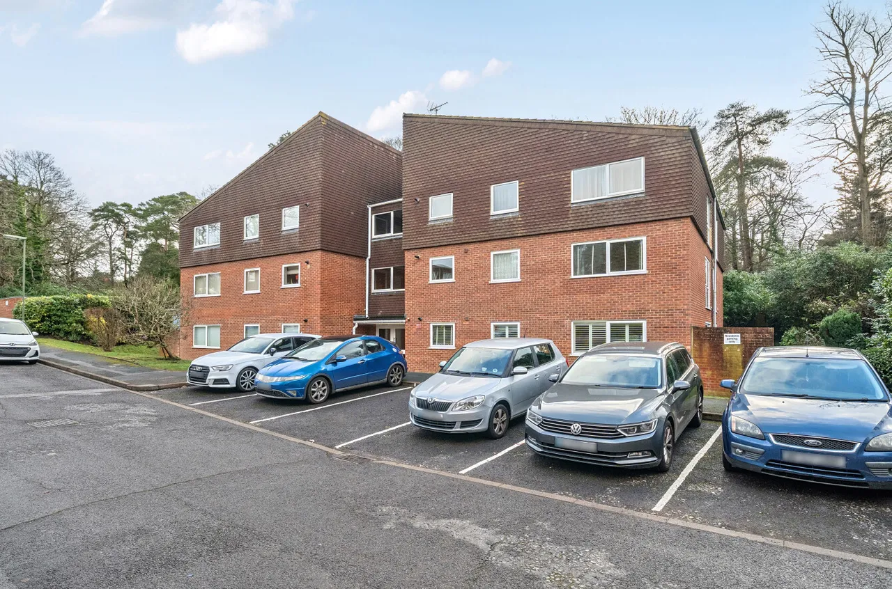 2 bed flat for sale — Court Gardens, Camberley, Surrey, GU15 2JH