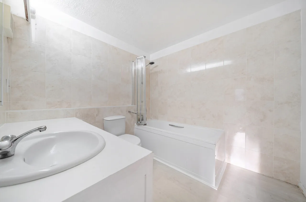 Court Gardens, Camberley, Surrey, GU15 2JH, photo 3