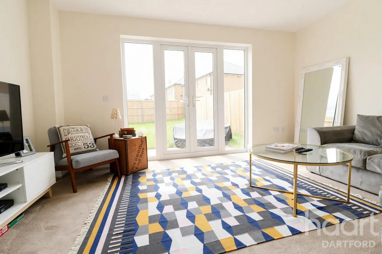 Ebbsfleet Green, DA10, photo 3