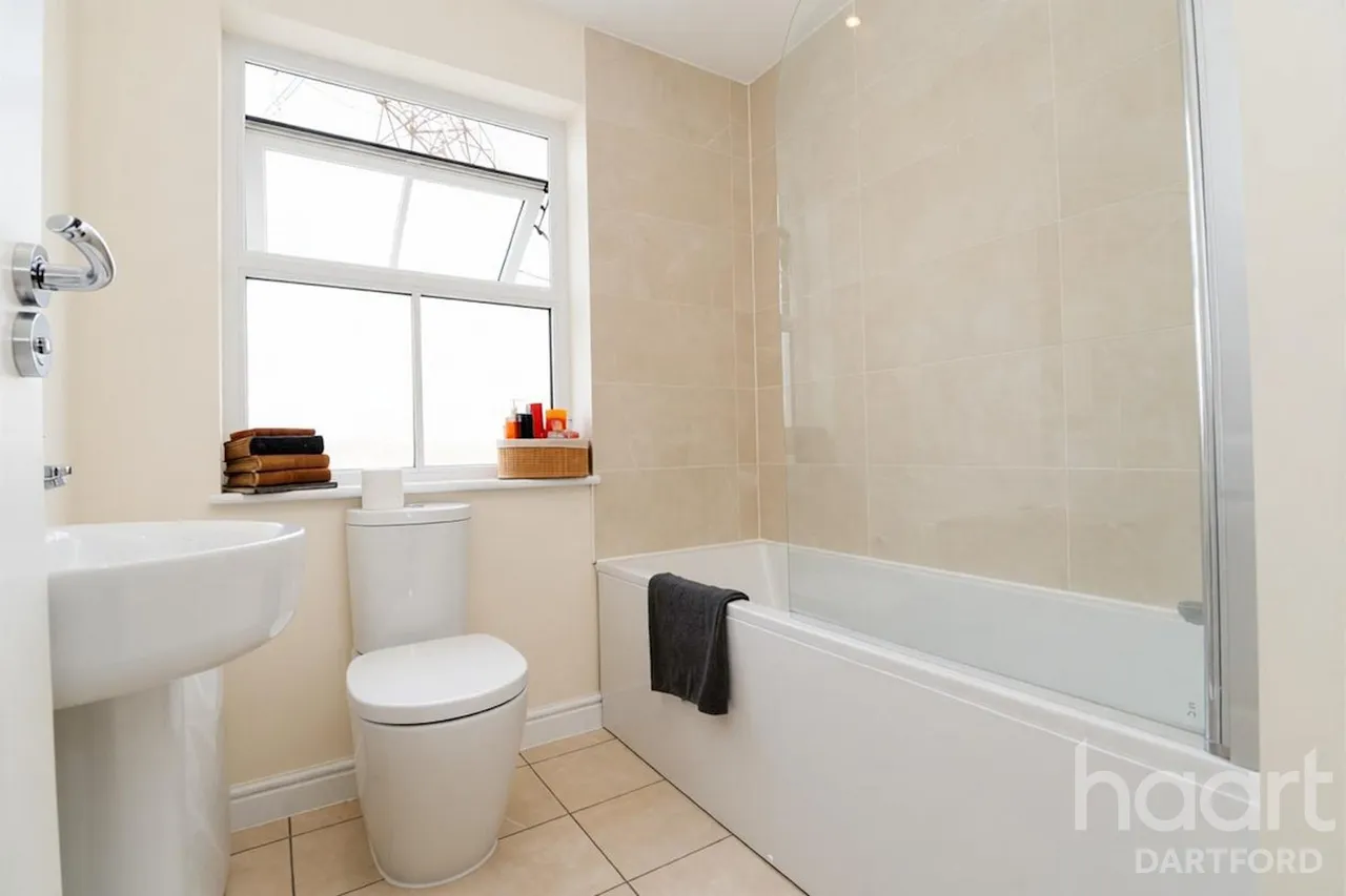 Ebbsfleet Green, DA10, photo 7