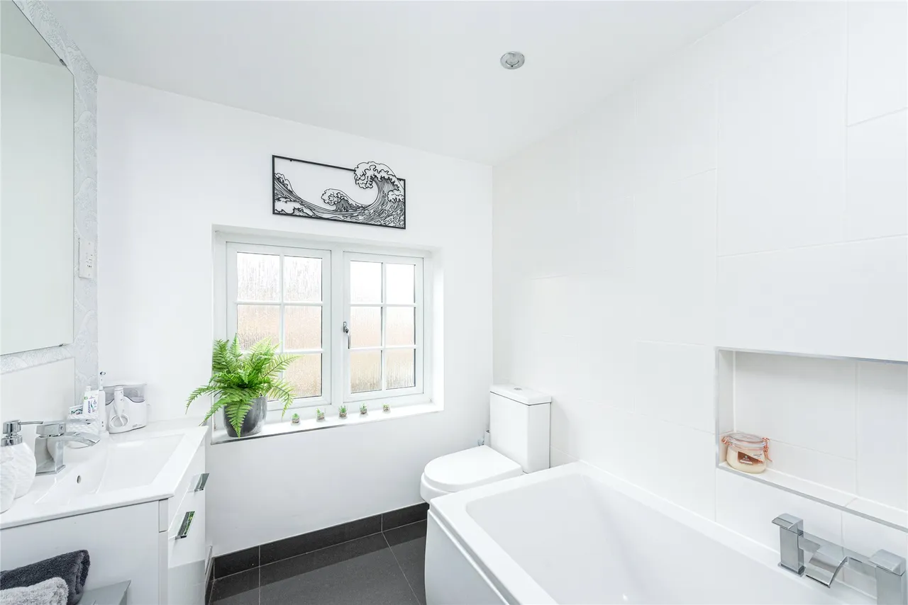 London Road, Broughton, MK10, photo 16