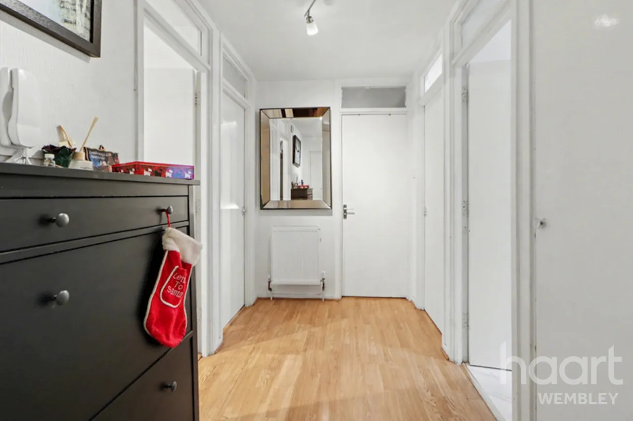 Elgar Avenue, London, NW10, photo 2