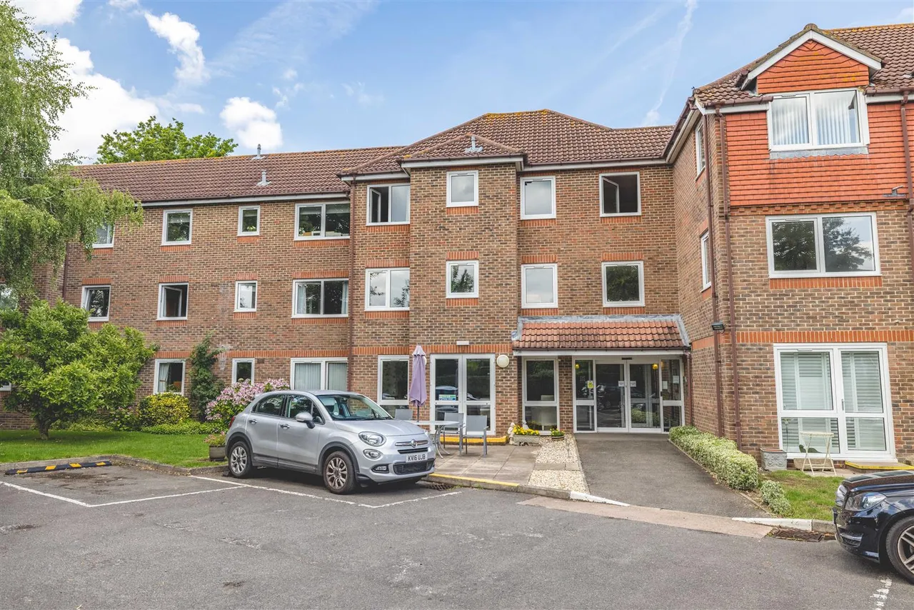 2 bed property for sale — Green Lane, Windsor, Berkshire, SL4 3TP