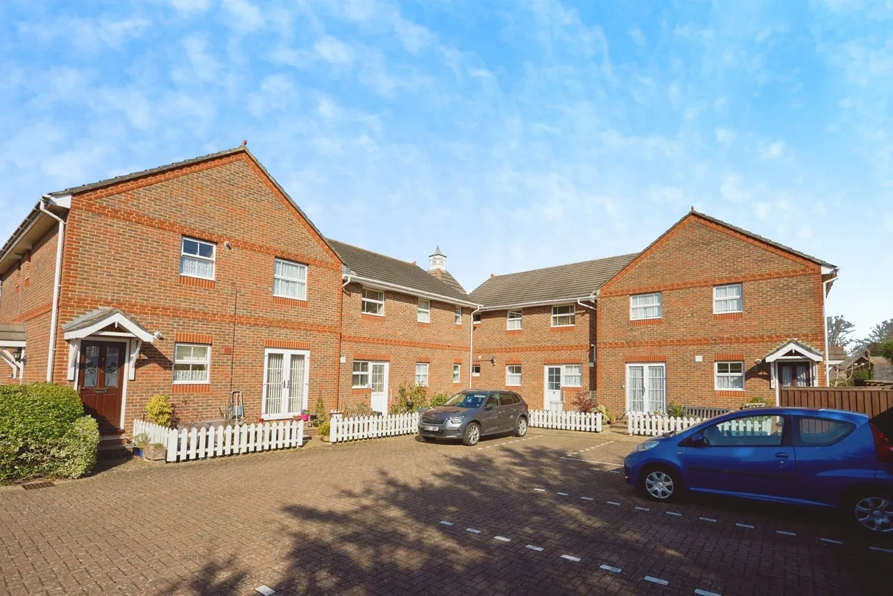 Cemetery Road, Binstead, PO33, photo 12